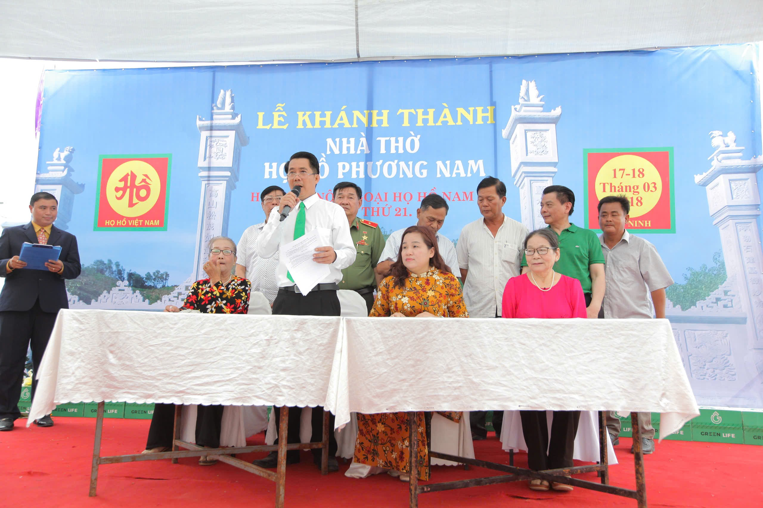 A group of people singing

AI-generated content may be incorrect.