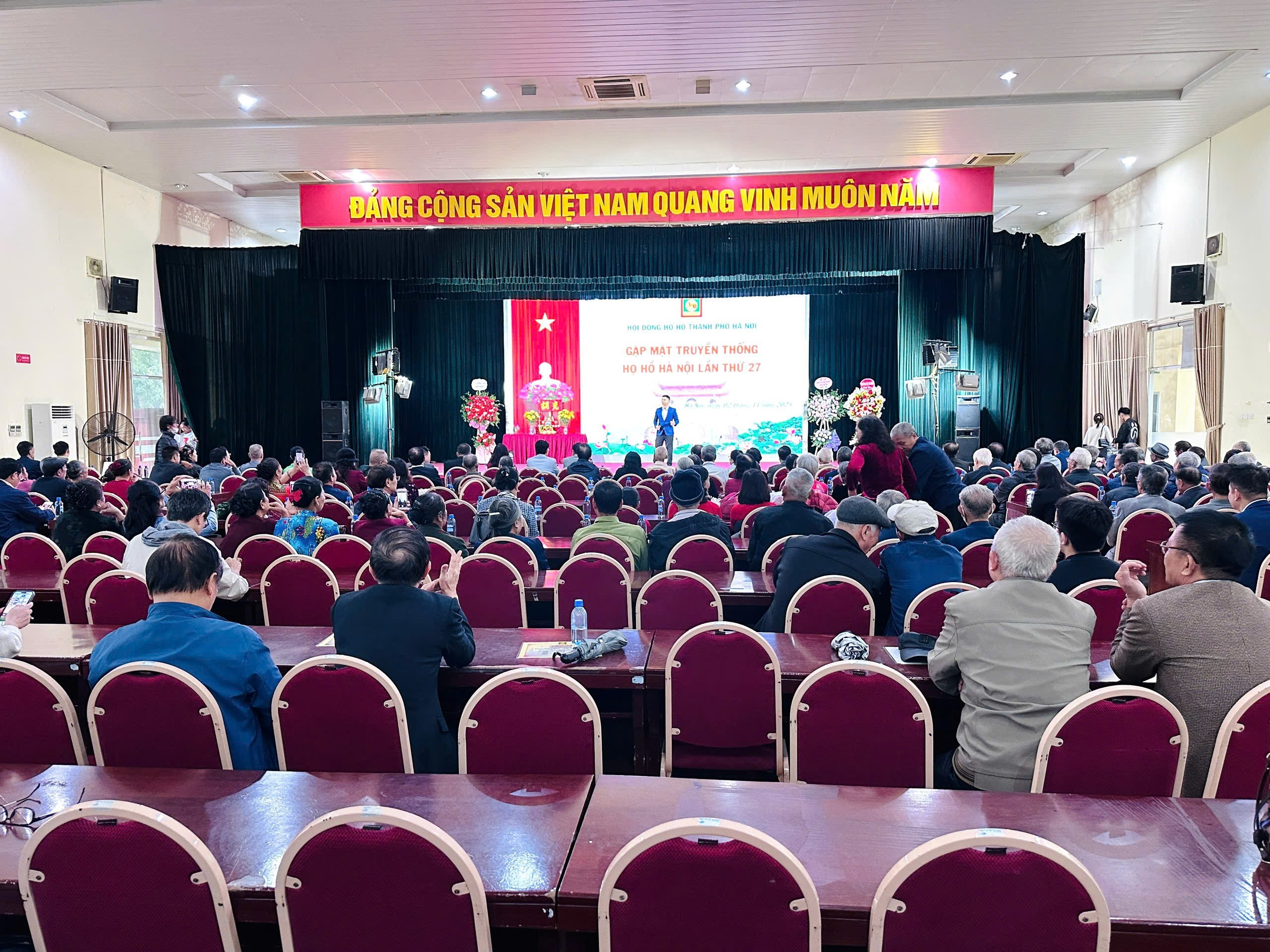 A group of people sitting in a room

AI-generated content may be incorrect.