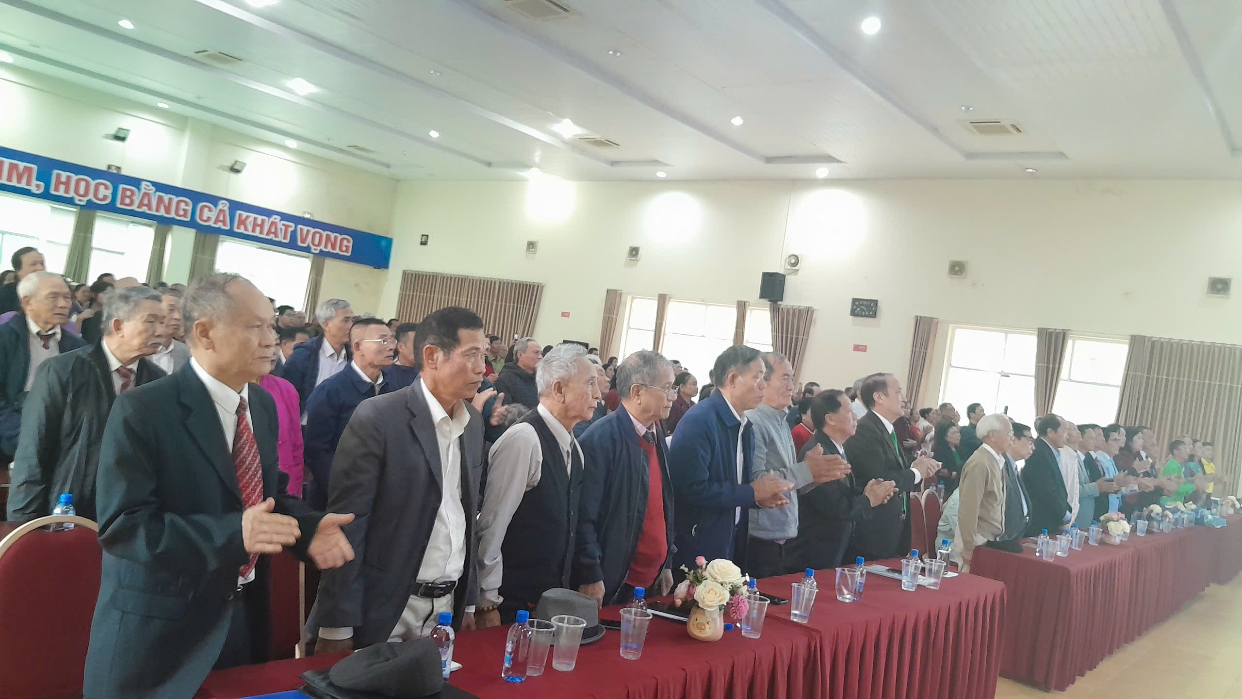 A group of people standing in a room

AI-generated content may be incorrect.