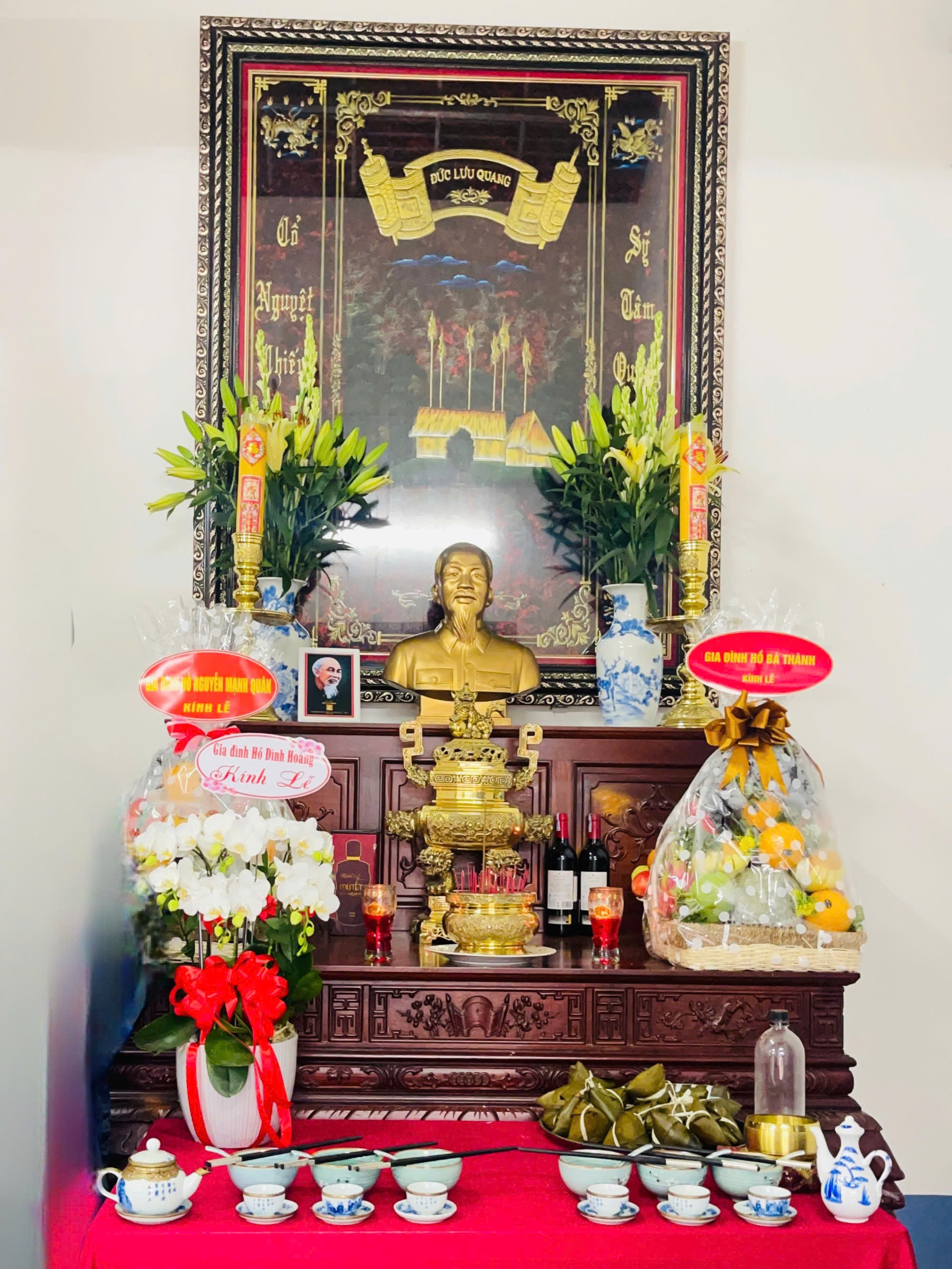 A statue on a table

AI-generated content may be incorrect.