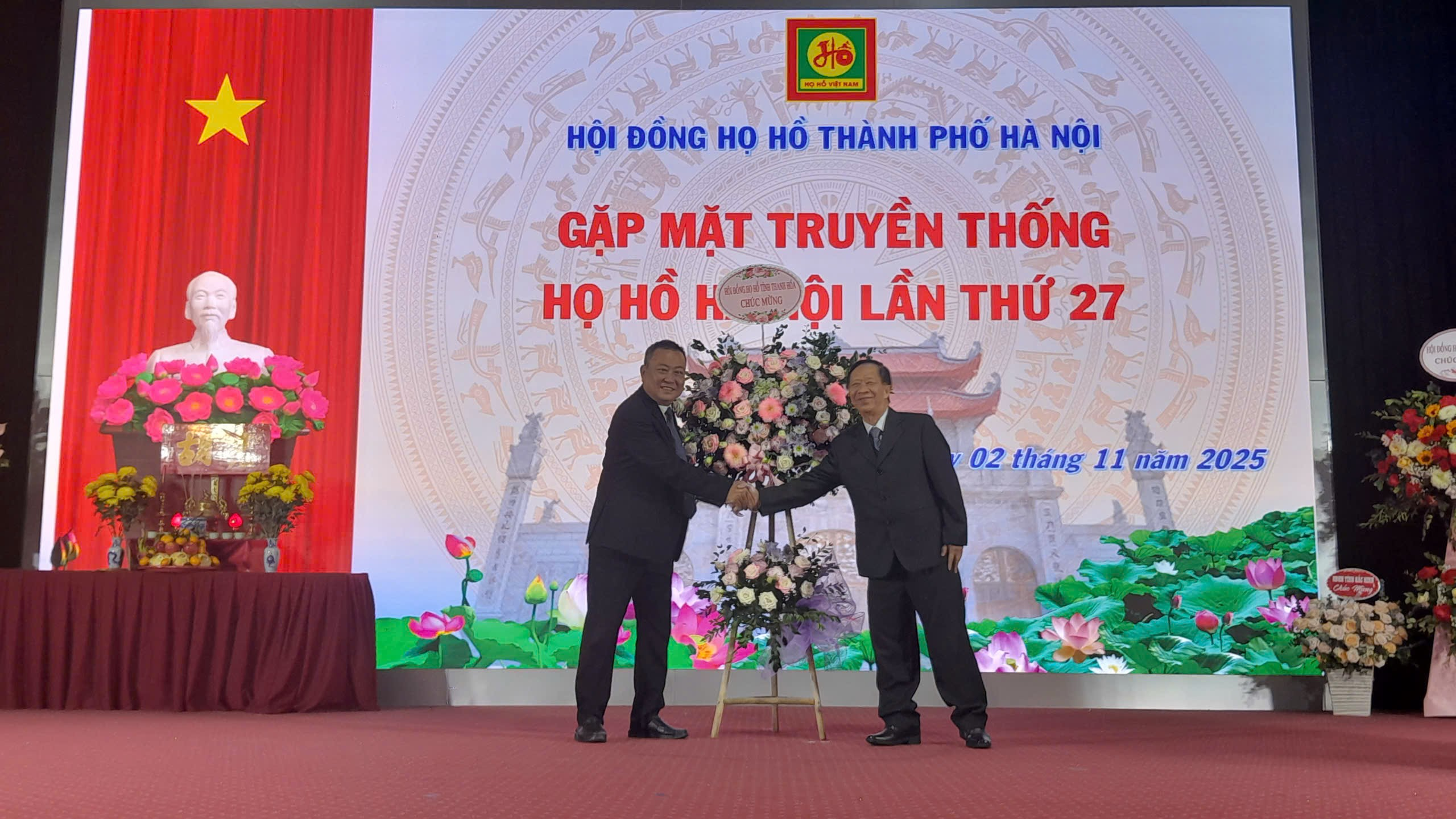 Two men shaking hands on a stage

AI-generated content may be incorrect.