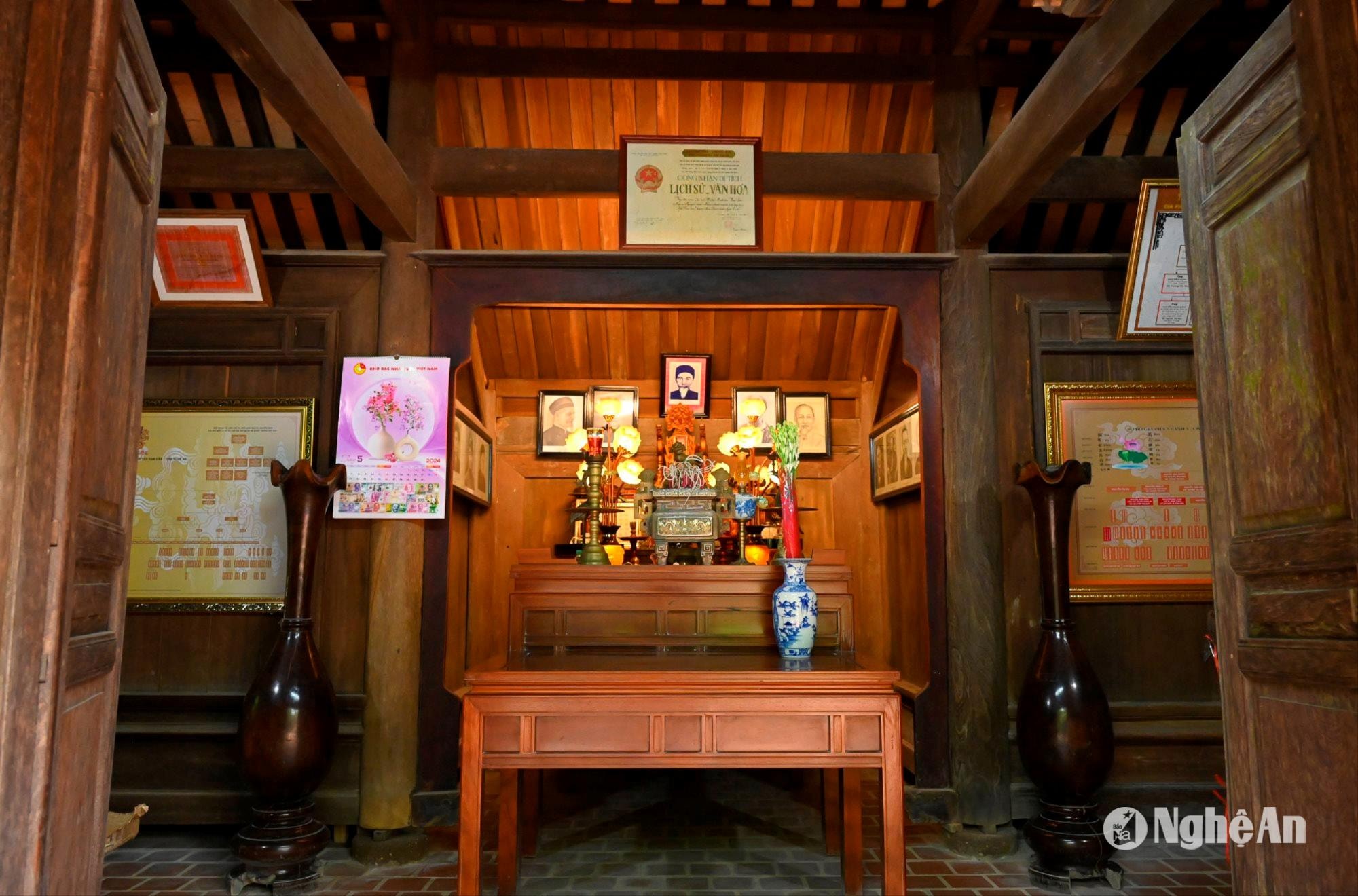 A wooden table with a picture on it

AI-generated content may be incorrect.