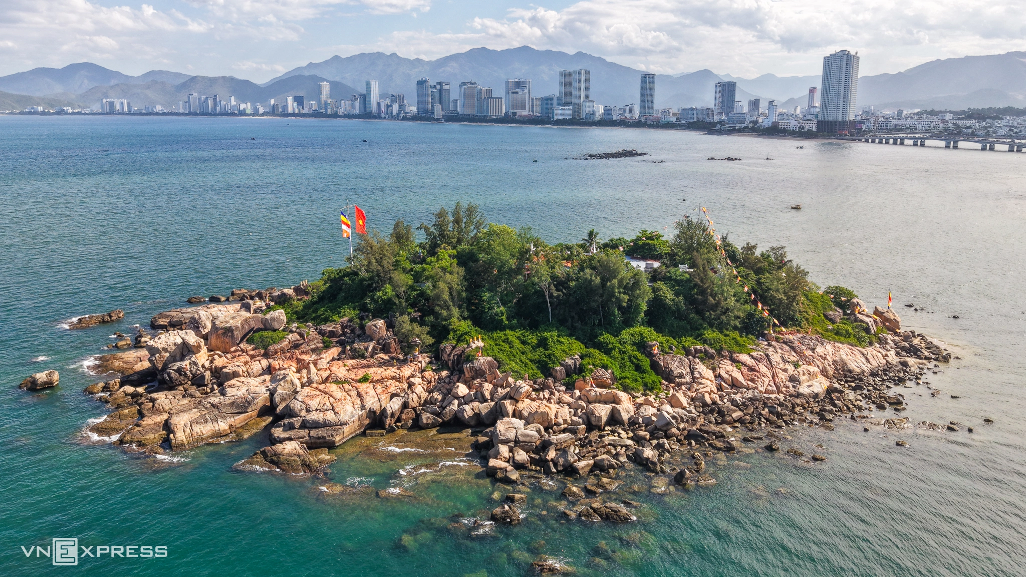 Ngôi Chùa Nằm Trên ‘Hòn Non Bộ’ Giữa Vịnh Nha Trang
